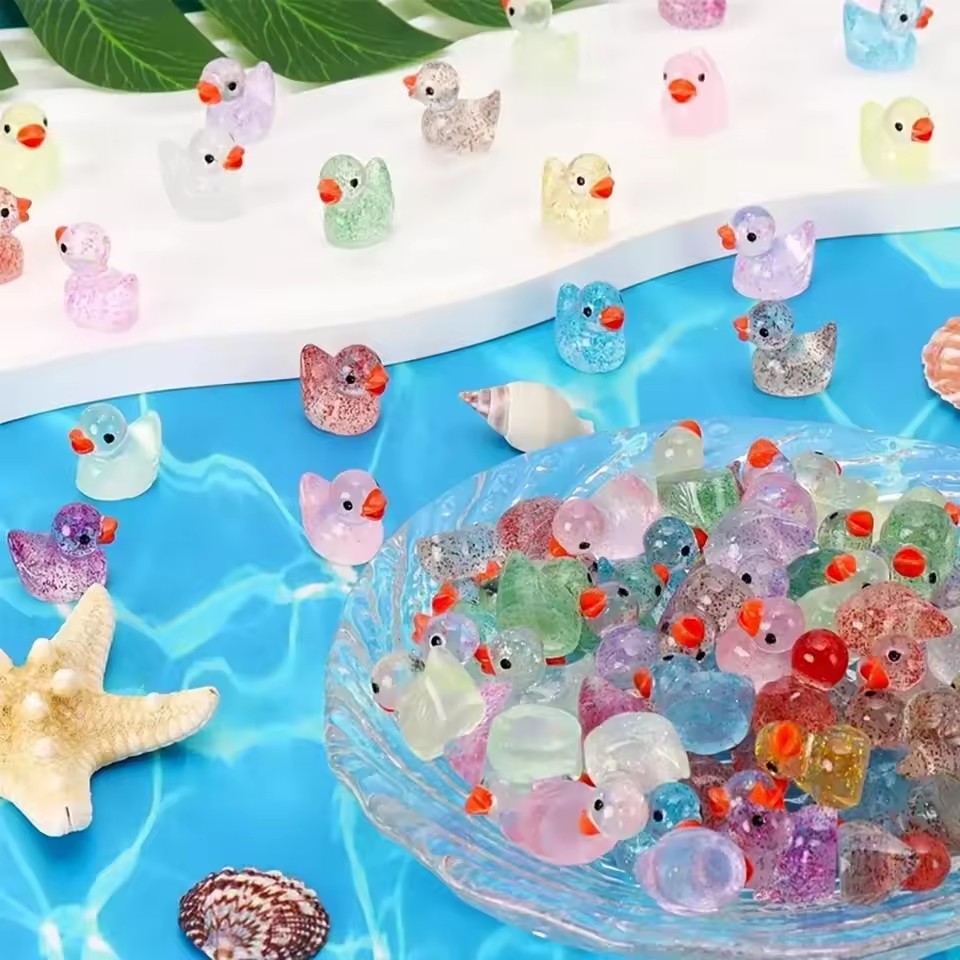 ミニチュア樹脂製の紫光沢のあるアヒル、DIY、庭、マイクロラ - Aquarium Decor のレビューと価格